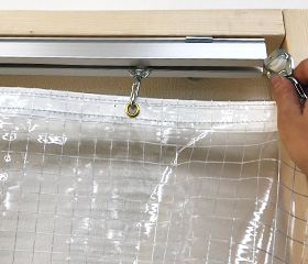 ランナーにカーテンを付けてからレールに入れる画像