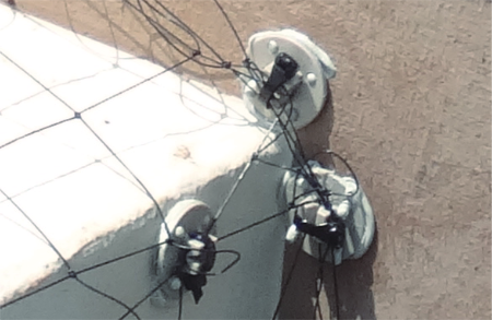 建物を傷つけずに接着剤での設置が可能！