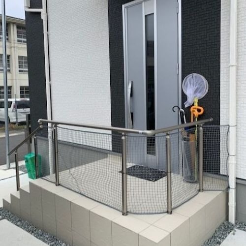 奈良県桜井市の玄関ポーチ落下防止ネットの施工・製作事例