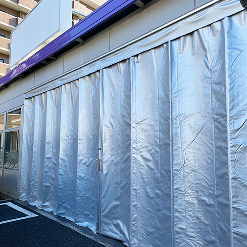 東京都江戸川区のドラッグストアの防炎ビニールカーテンの施工・製作事例