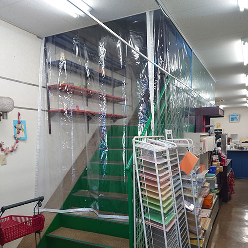 福島県相馬市の吹き抜け階段用透明ビニールカーテンの施工・製作事例